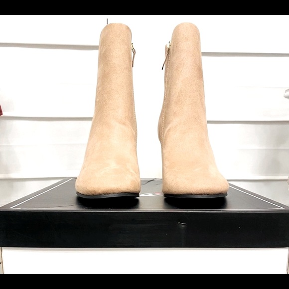 Qupid Warm Taupe Faux Suede Round Toe Inside Zipper Block Ankle Boots NWB 7 - Picture 2 of 12